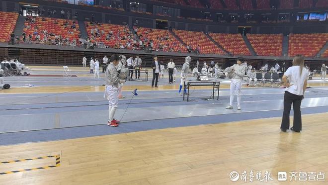 小剑客们蓄势待发!“英派斯杯”青岛六运会青少年组击剑比赛开赛(图4)