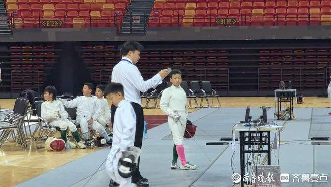 小剑客们蓄势待发!“英派斯杯”青岛六运会青少年组击剑比赛开赛(图3)