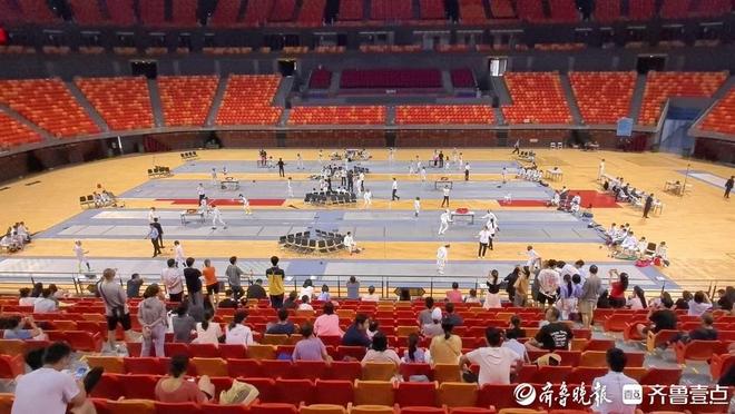 小剑客们蓄势待发!“英派斯杯”青岛六运会青少年组击剑比赛开赛(图1)