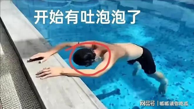 今年最奇葩的怪事一群教练看着游泳教练淹死才明白什么猪队友(图3)