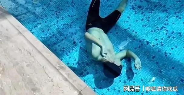今年最奇葩的怪事一群教练看着游泳教练淹死才明白什么猪队友(图4)