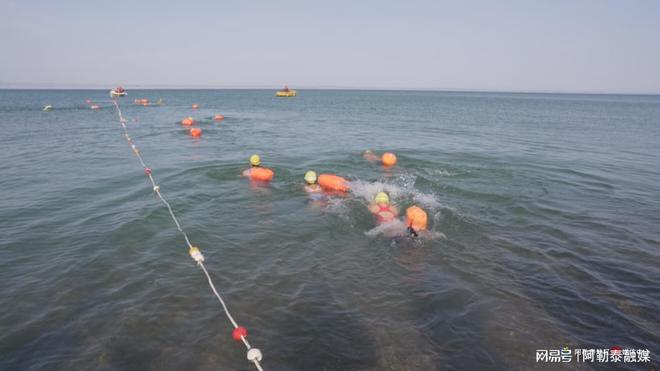 新疆福海解锁新玩法!秋日冷水泳激活乌伦古湖(图1)