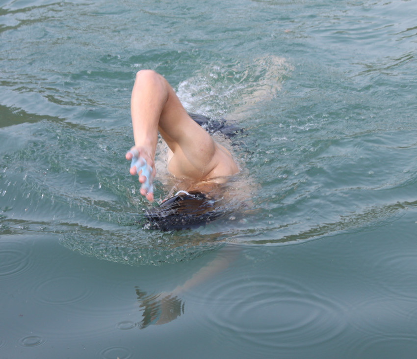 新手怎么在arena阿瑞娜挑一套适合自己的游泳装备？