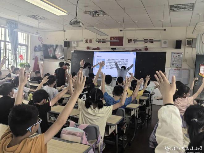 教室操场变泳池:龙隐小学陆上游泳课开课啦(图2)
