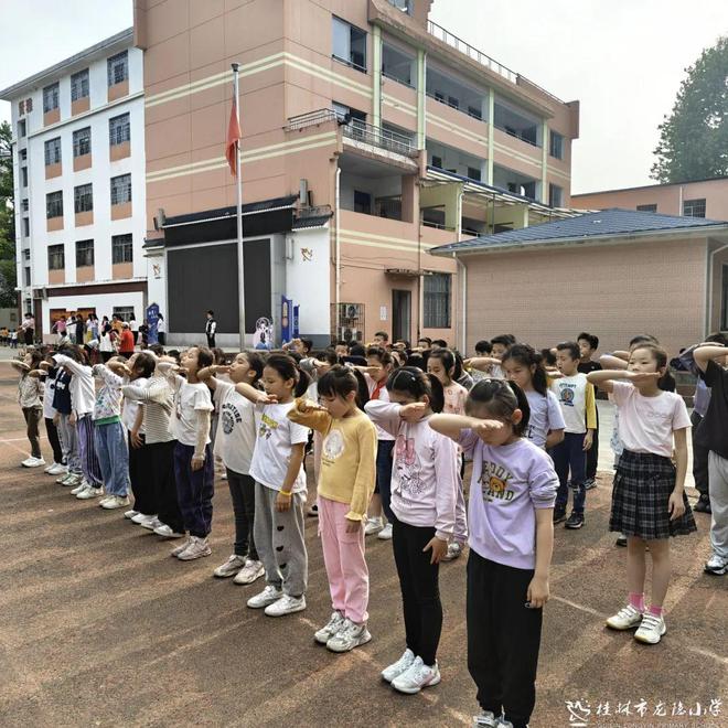 教室操场变泳池:龙隐小学陆上游泳课开课啦(图1)