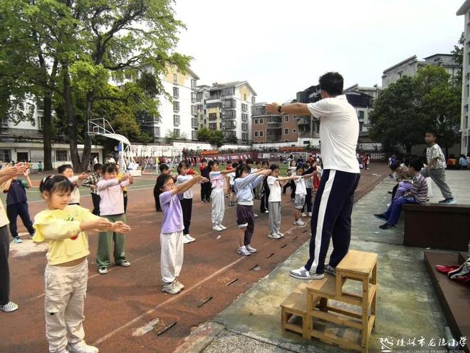 教室操场变泳池:龙隐小学陆上游泳课开课啦(图3)