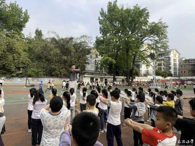 教室操场变泳池:龙隐小学陆上游泳课开课啦(图4)